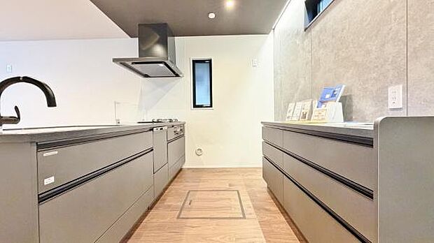 《カップボード》　■背面に設置されたカップボード。食器はもちろん、炊飯器、ホットプレートなども収納できます。