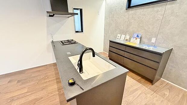 《キッチン》　■使いやすい収納豊富なキッチンです。