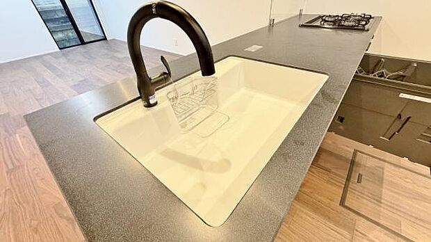 《キッチン》　■人工大理石製シンク。幅と奥行きがありますので、食器洗時のストレスも減りそうです。