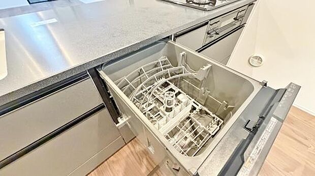 《食器洗い乾燥機》■食事後もゆっくり過ごせる食器洗い乾燥機を設置。手洗いよりもキレイに洗え、節水にもなります。