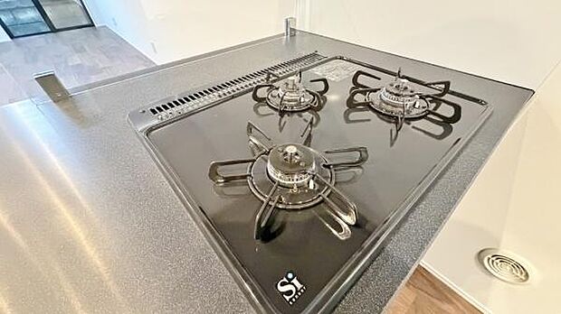 《三口ガスコンロ》 ■3つの炎が奏でる、心地よい暮らし。ビルトインガスコンロとグリルで、本格的な料理も思いのまま。明るく広々としたキッチンで、新しい日常を。