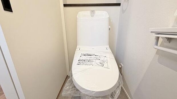 《トイレ》　■快適な使用感が人気の温水洗浄脱臭暖房機能を搭載。しかも汚れがつきにくく落ちやすい、洗浄力に優れた洗浄機能付トイレ。