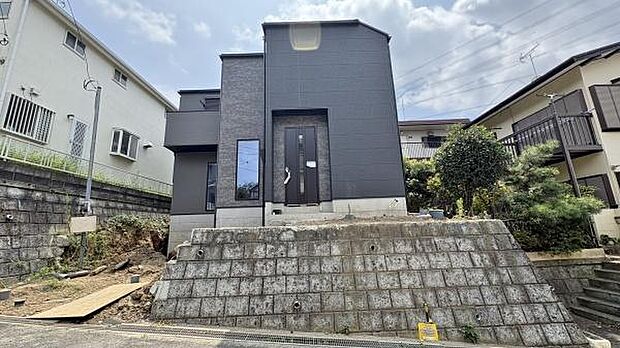 《外観》 ■一戸建ての多いエリア、静かで落ち着いた雰囲気。シンプルで美しいフォルム空気までクリーンになるような佇まい。心地よいライフスタイルが実現できるそんな予感。