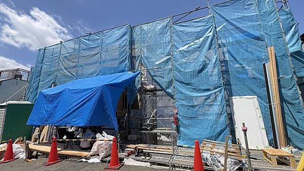 《外観》 ■青空の下、洗練されたデザインが輝く住まい。新しい暮らしを始めるのにふさわしい、光と風が心地よい空間です。
