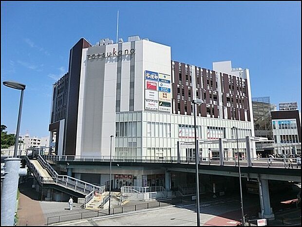 トツカーナモールまで2267m、戸塚駅直結のショッピングモールで様々な店舗が集まっています。