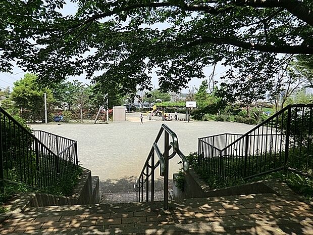 上矢部坂本公園まで1152m、広場と遊具が分かれていて小さい子でも安心です。