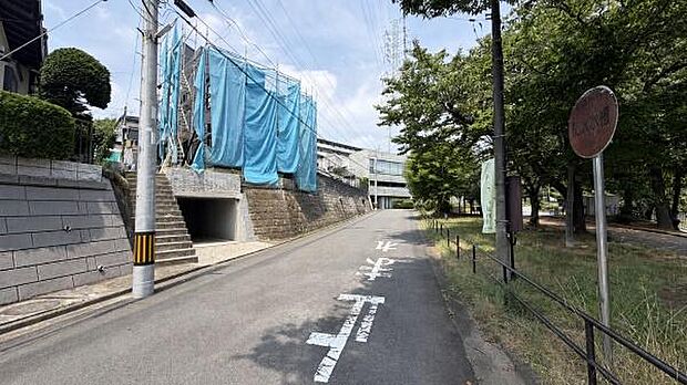 《現地》 さわやかな風が渡りたっぷり陽光がふりそそぐ立地。