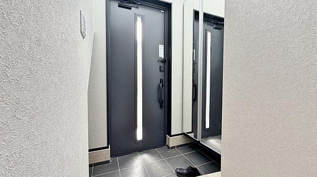 《玄関》■玄関ホールにもゆとりをもった設計ですので第一印象が違います。玄関は家の顔ですので、開放感は大事ですね。