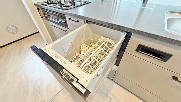 《食器洗い乾燥機》■食事後もゆっくり過ごせる食器洗い乾燥機を設置。手洗いよりもキレイに洗え、節水にもなります。