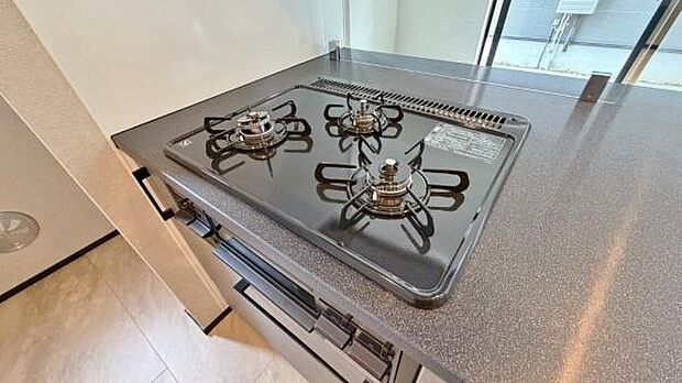 《三口ガスコンロ》 ■3つの炎が奏でる、心地よい暮らし。ビルトインガスコンロとグリルで、本格的な料理も思いのまま。明るく広々としたキッチンで、新しい日常を。