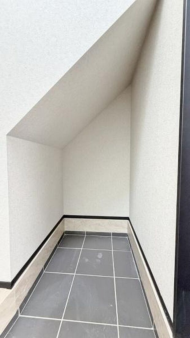 《シューズインクローク》 ■シューズインクローク。靴だけでなくアウトドア用品や雨具などもスッキリ収納可能です。