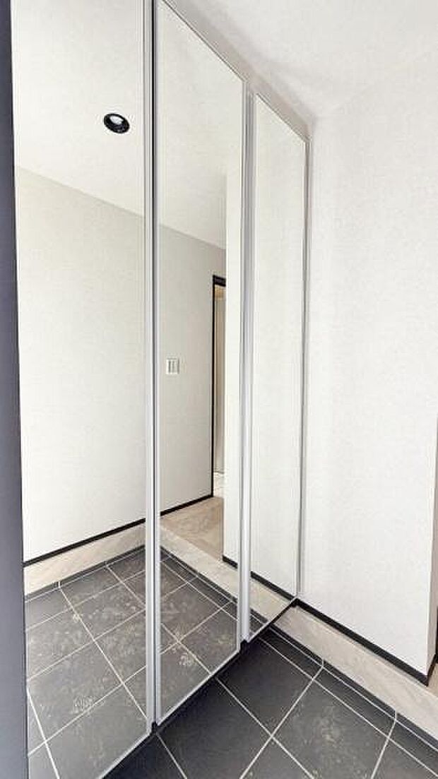《玄関》 ■ミラー付きシューズクローゼットでお出かけ前の身だしなみチェックも安心です
