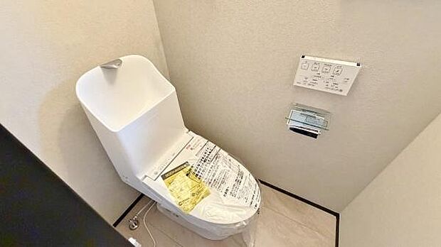 《トイレ》 清潔感あふれる温水洗浄便座付きトイレ。ナチュラルな雑貨が彩る癒しの空間は、毎日の暮らしに心地よいゆとりをもたらします。