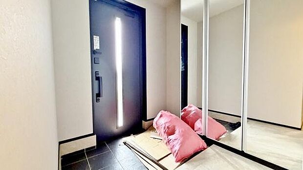 《玄関》 ■ミラー付きシューズクローゼットでお出かけ前の身だしなみチェックも安心です