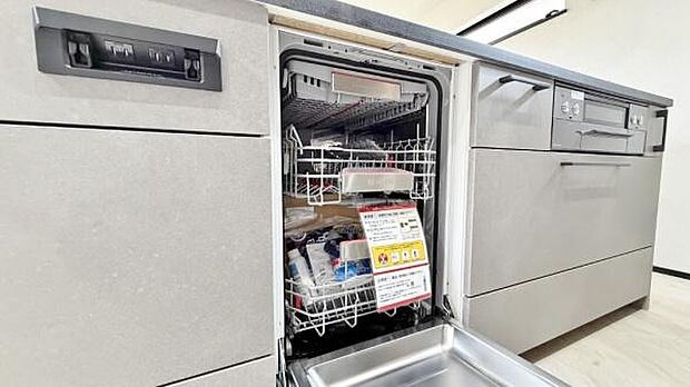 《食器洗い乾燥機》■食事後もゆっくり過ごせる食器洗い乾燥機を設置。手洗いよりもキレイに洗え、節水にもなります。