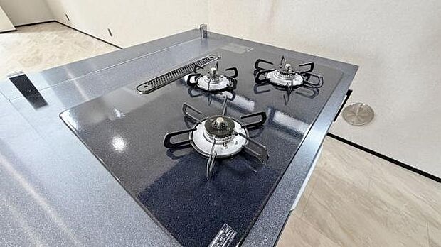 《三口ガスコンロ》 ■3つの炎が奏でる、心地よい暮らし。ビルトインガスコンロとグリルで、本格的な料理も思いのまま。明るく広々としたキッチンで、新しい日常を。