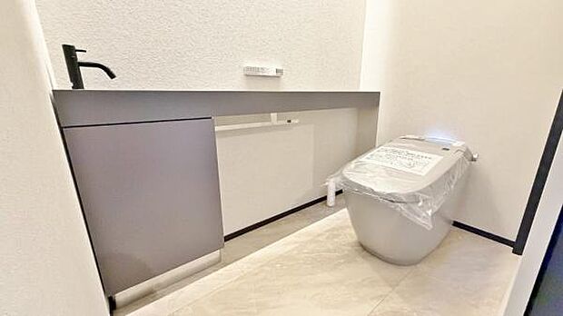 《トイレ》 ■快適な使用感が人気の温水洗浄脱臭暖房機能を搭載。しかも汚れがつきにくく落ちやすい、洗浄力に優れた洗浄機能付トイレ。