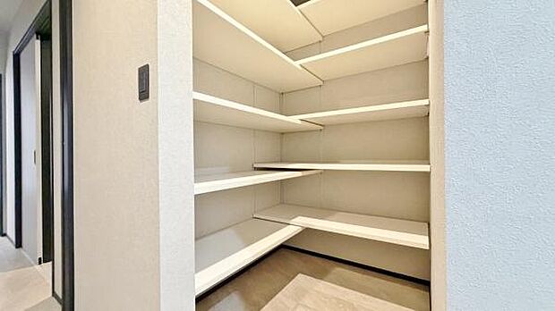 《パントリー》 ■キッチン横のパントリー。常温保存の食品・キッチン用品などが収納できて便利です。