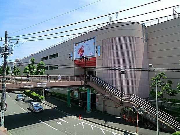 相鉄線三ツ境駅まで2693m、駅周辺は、スーパーや商店、区役所、病院が揃っています。そのエリアを抜けると区画整理された閑静な住宅地が顔を出します