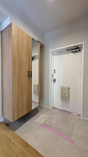《玄関》　玄関を開けると、エントランスホールがお出迎え！！天井までつながるシューズボックスは収納力が良好なため、玄関の整理整頓も容易にできます♪
