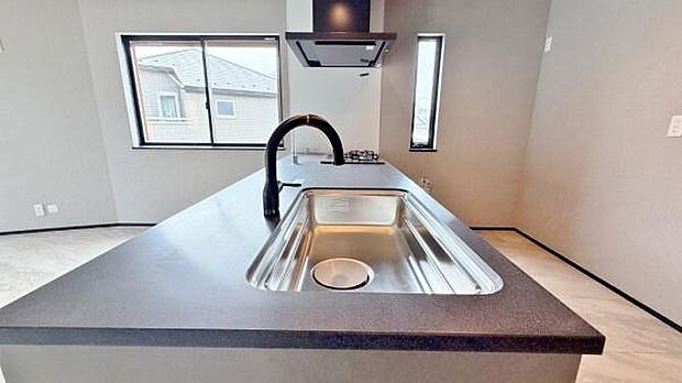 《キッチン》 お手入れしやすくきれいなキッチン。お料理の始めから後片付けまで楽しい時間になりそうです。