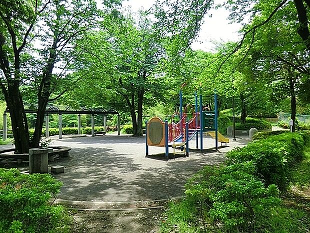 南山田たけとんぼ公園まで1373m、住宅街の中にある公園で、複合滑り台があります。