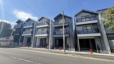外観:《外観》 機能性とデザイン性を兼ねそろえた理想の住まい。美しい外観やくつろぎの室内空間にふさわしい素材・形・色彩、上質感に満ちております。 外観:《外観》 機能性とデザイン性を兼ねそろえた理想の住まい。美しい外観やくつろぎの室内空間にふさわしい素材・形・色彩、上質感に満ちております。