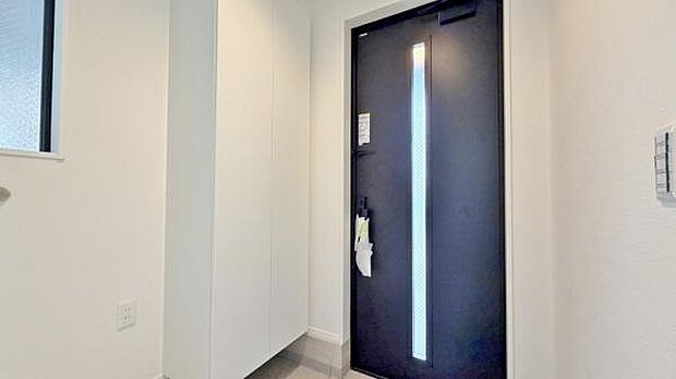 《玄関》 玄関を開けると、エントランスホールがお出迎え。上がりがまちやシューズボックスがゆったりと構え、心地よさに包まれます。