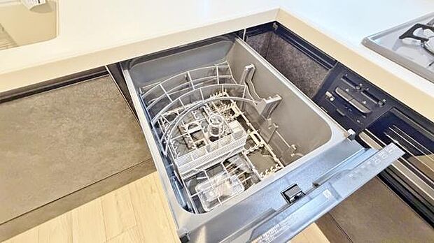 《食器洗い乾燥機》■食事後もゆっくり過ごせる食器洗い乾燥機を設置。手洗いよりもキレイに洗え、節水にもなります。