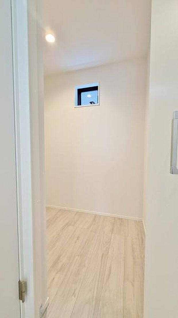 《ウォークインクローゼット》 大容量のウォークインクローゼットをご用意。衣類だけでなく、遊び道具やトランクなどの旅行用品の収納にも重宝します