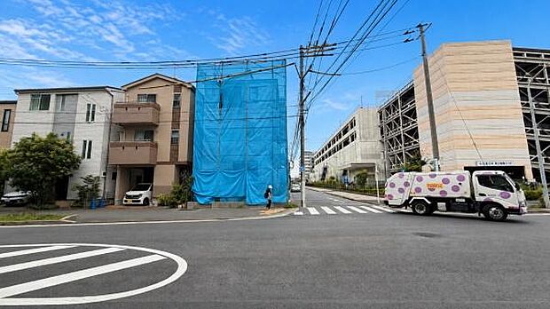《前面道路》 ■道路と敷地はフラットな地形です。