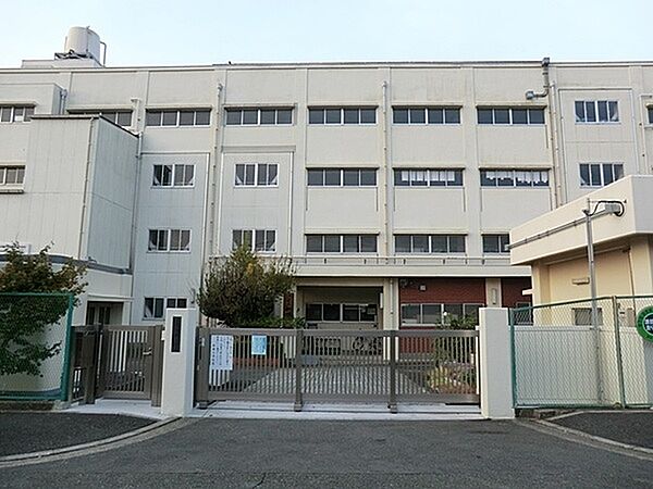 横浜市立新橋小学校まで1055m、閑静な住宅街に位置し緑も多く落ち着いた環境を保っている。学区には平成26年発足の新横市民の森もある。