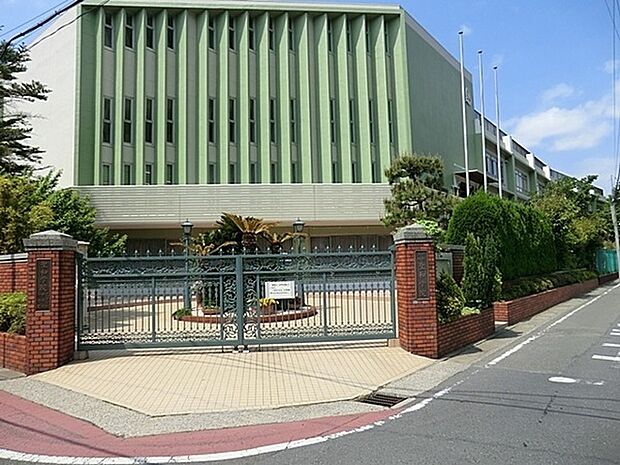 聖和学院幼稚園まで1649m、本園では礼拝をはじめ保育の時間内にプログラミング、ネイティブ教師による英語に加え、珠算、科学、体育、書道等の専門教室あり