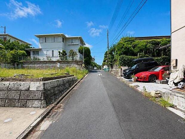 《外観》 ■一戸建ての多いエリア、静かで落ち着いた雰囲気。シンプルで美しいフォルム空気までクリーンになるような佇まい。心地よいライフスタイルが実現できるそんな予感。