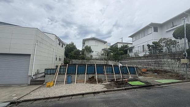 《外観》 青空の下、洗練されたデザインが輝く住まい。新しい暮らしを始めるのにふさわしい、光と風が心地よい空間です。