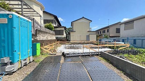 《外観》車通りも少ないため、落ち着いた雰囲気です。お子様がいらっしゃる方もご安心かと思います。