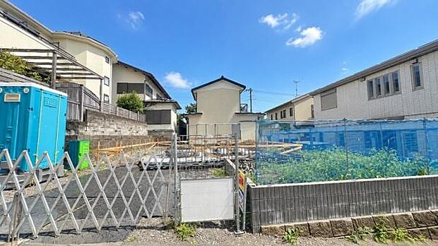 堂々とした佇まいからの余裕を感じさせる調和のとれたフォルムの外観。緑が豊かでどこかゆとりを感じさせてくれる佇まいなので、毎日の通勤・通学からの帰宅を温かく迎えてくれます。