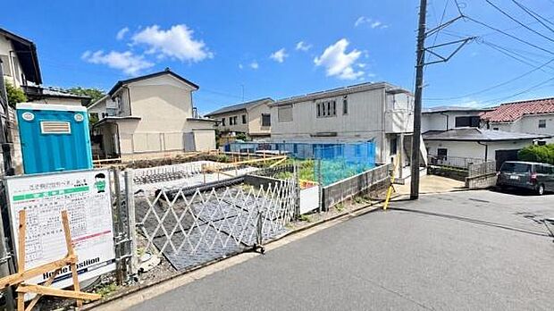 《外観》 ■青空の下、洗練されたデザインが輝く住まい。新しい暮らしを始めるのにふさわしい、光と風が心地よい空間です。