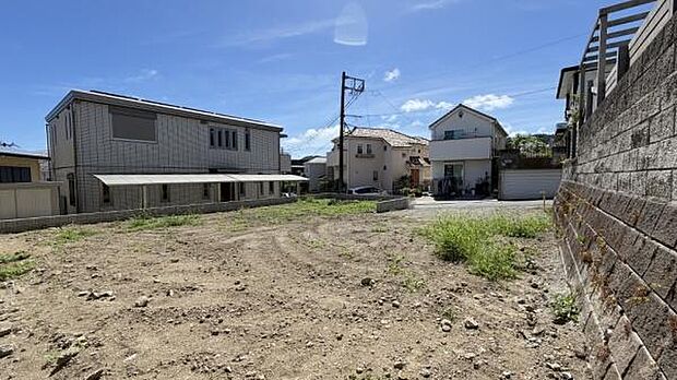 《外観》車通りも少ないため、落ち着いた雰囲気です。お子様がいらっしゃる方もご安心かと思います。