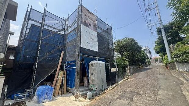 《外観》 ■青空の下、洗練されたデザインが輝く住まい。新しい暮らしを始めるのにふさわしい、光と風が心地よい空間です。