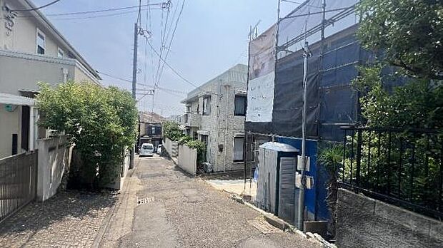 《外観》車通りも少ないため、落ち着いた雰囲気です。お子様がいらっしゃる方もご安心かと思います。