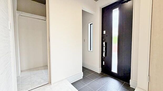 《玄関》■シューズインクローゼットのある広々とした玄関。家族全員の靴をスッキリ収納出来ます。