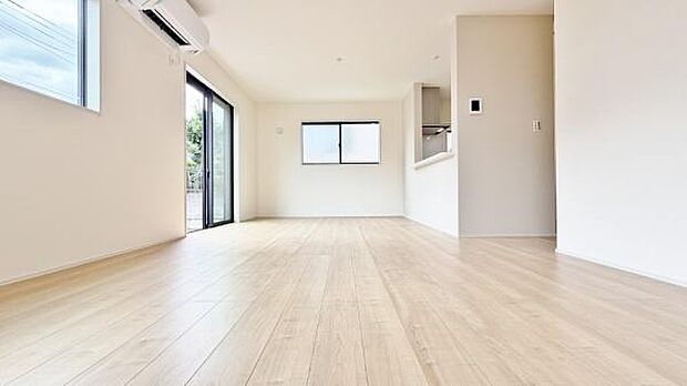 《リビングダイニング》　豊かな光が照らすこの場所は、たわいもない会話を楽しみ、ゆったりとした時間を過ごす場所。家族の日常が刻まれる大切な空間です。自然光に溢れるこの空間はリフレッシュにピッタリです。