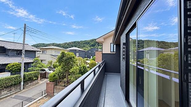 《バルコニー》　■さわやかな風が通り暖かい光がふりそそぐバルコニー