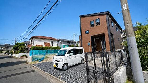 《外観》 ■青空の下、洗練されたデザインが輝く住まい。新しい暮らしを始めるのにふさわしい、光と風が心地よい空間です。