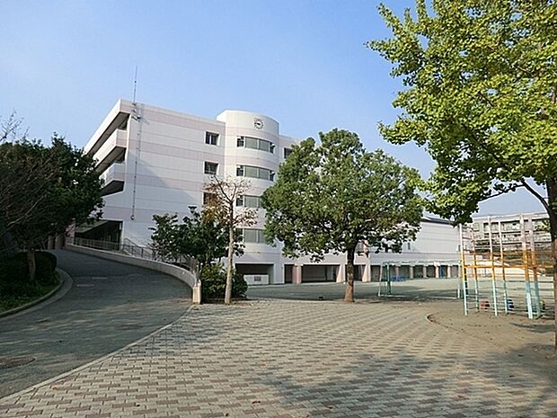 横浜市立西が岡小学校まで415m、人とのかかわりを大切にし、共に生き、互いに高め合い、心豊かに生きようとする子どもを育てます。
