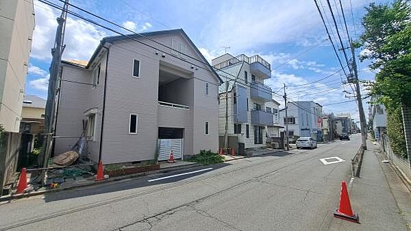前面道路8ｍ以上で、道路と敷地はフラットな開放感のあるロケーションです。
