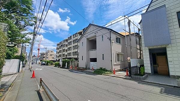 2路線3駅徒歩圏内の便利な立地。　前面道路は幅員8ｍ以上、道路と敷地もフラットで駐車もスムーズな設計自由度が高く夢の膨らむ間取り作りが可能な土地です。