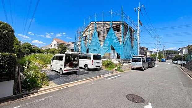 《前面道路》　「空」×「光」×「風」。開放感を具現化したような現地は、まさに「永住の地」としての選択肢です。
