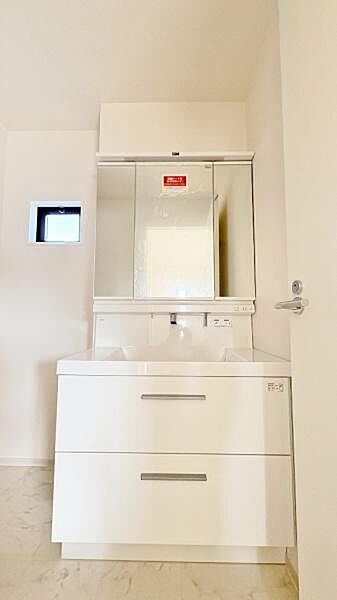 《洗面化粧台》　■使いやすいシャープなデザインの洗面化粧台。